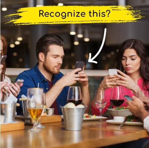 Gezellig aan tafel met de smartphone