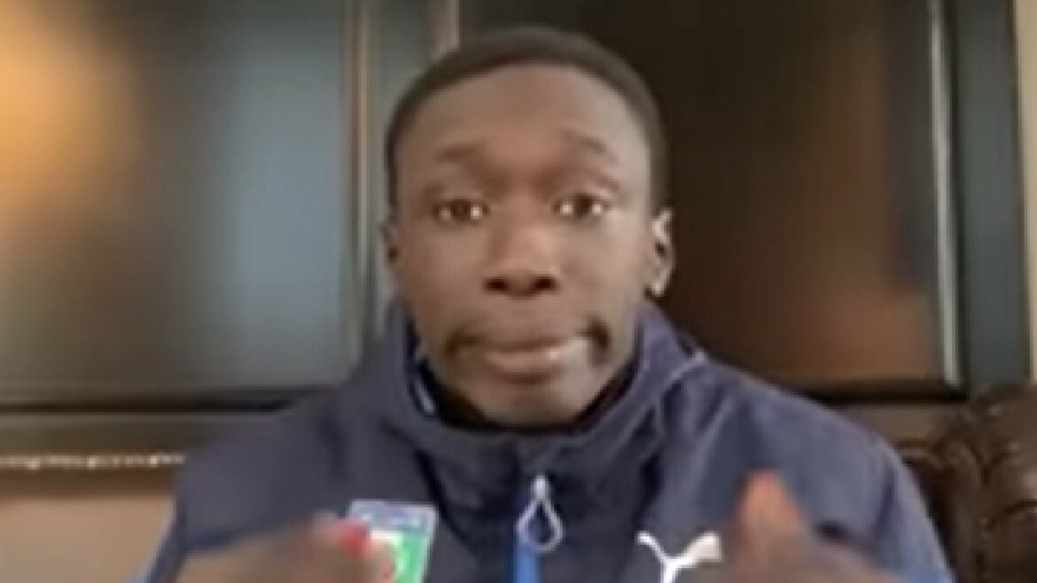 Dit is waarom de populairste TikToker geen woord uitspreekt in zijn video’s