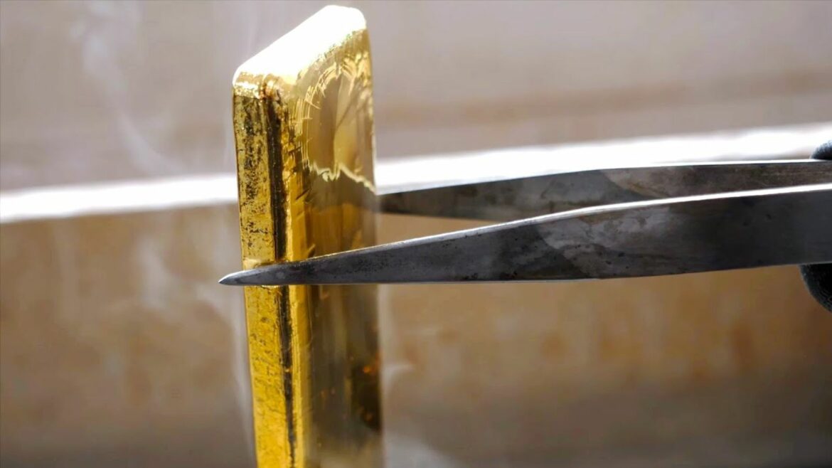 Wat zijn de onderscheidende kenmerken tussen het aanschaffen van fysiek goud en het investeren in goud?