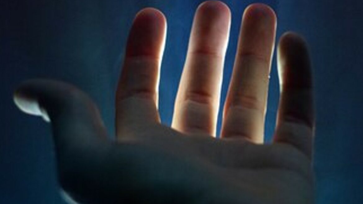 Tiktoker verbijstert online gemeenschap met onthulling over vingertransformatie door smartphone